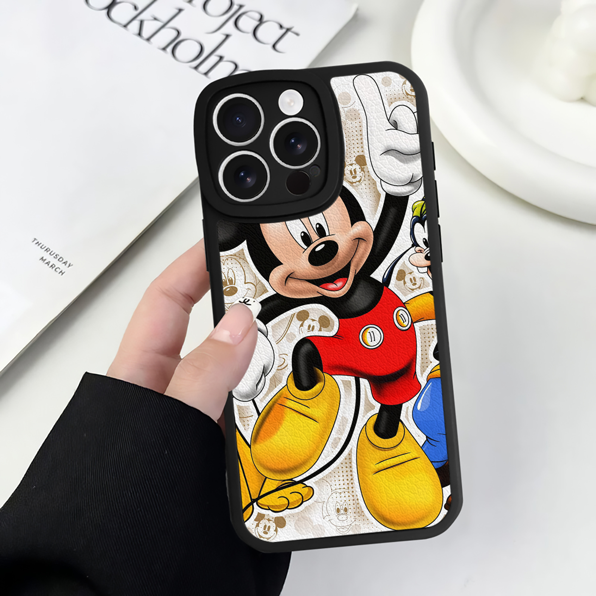 （画像用） ミッキーマウス Mickey Mouse 【iPhone 16シリーズ対応】シリコンスマホケース（レザー調） 材質：シリコン